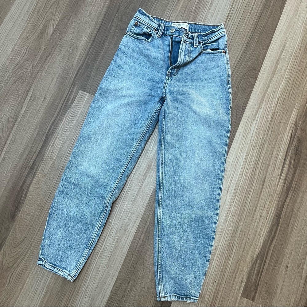 LIKE NEW Abercrombie high rise mom jeans